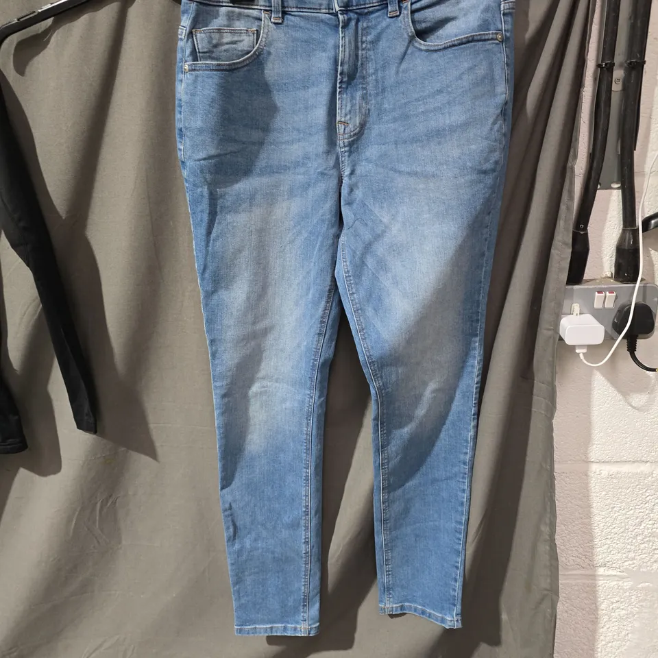 BOX OF APPROXIMATELY 25 CLOTHING ITEMS INCLUDING:NEXT JEANS, FUR GILLET AND GREY SHIRT 