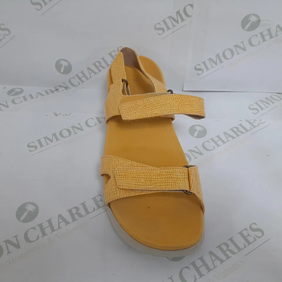 PAIR OF VIONIC NUALA SANDALS IN YELLOW SIZE 8