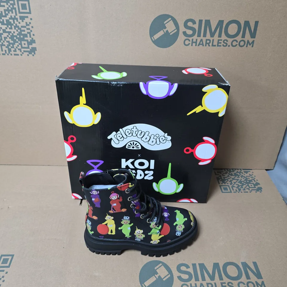 BOXED PAIR OF KOI TELETUBBIES SUPERDOME KIDZ BOOTS - KIDS UK SIZE 12