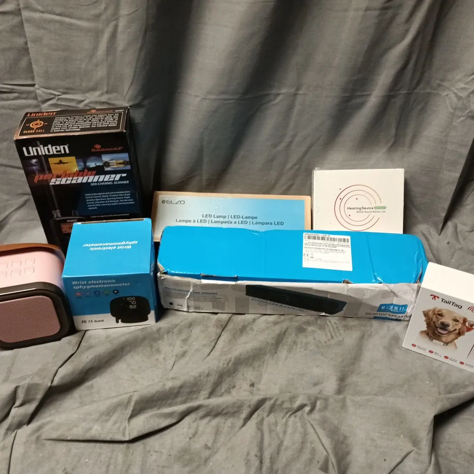 APPROXIMATELY 8 ASSORTED ELECTRICAL ITEMS TO INCLUDE UNIDEN 300-CHANNEL SCANNER, TAILTAG GPS TRACKER, LED LAMP, ETC