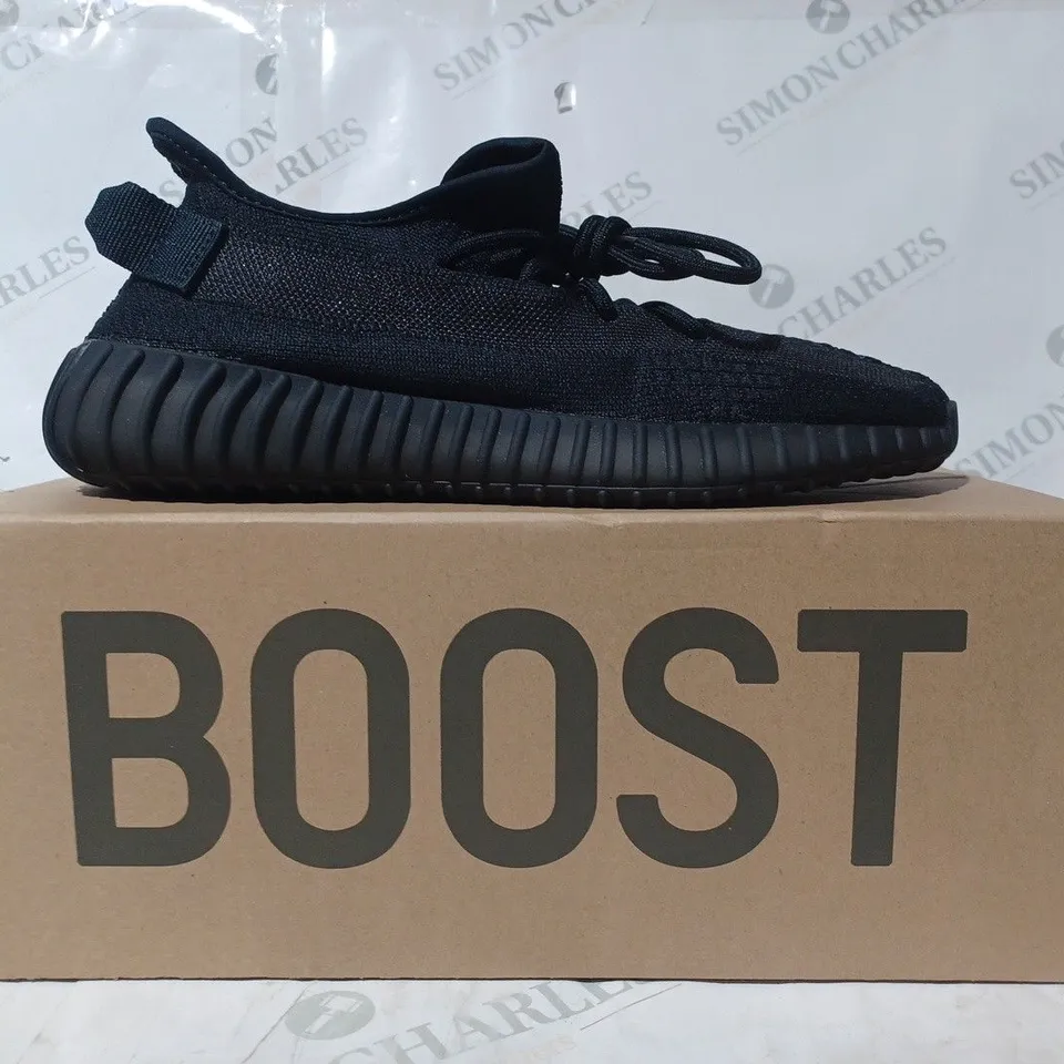 BOXED PAIR OF ADIDAS YEEZY BOOST 350 V2 SHOES IN ONYX UK SIZE 9.5