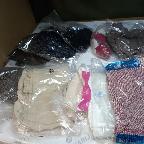 APPROXIMATELY 10 CLOTHING ITEMS IN VARIOUS SIZES AND COLOURS