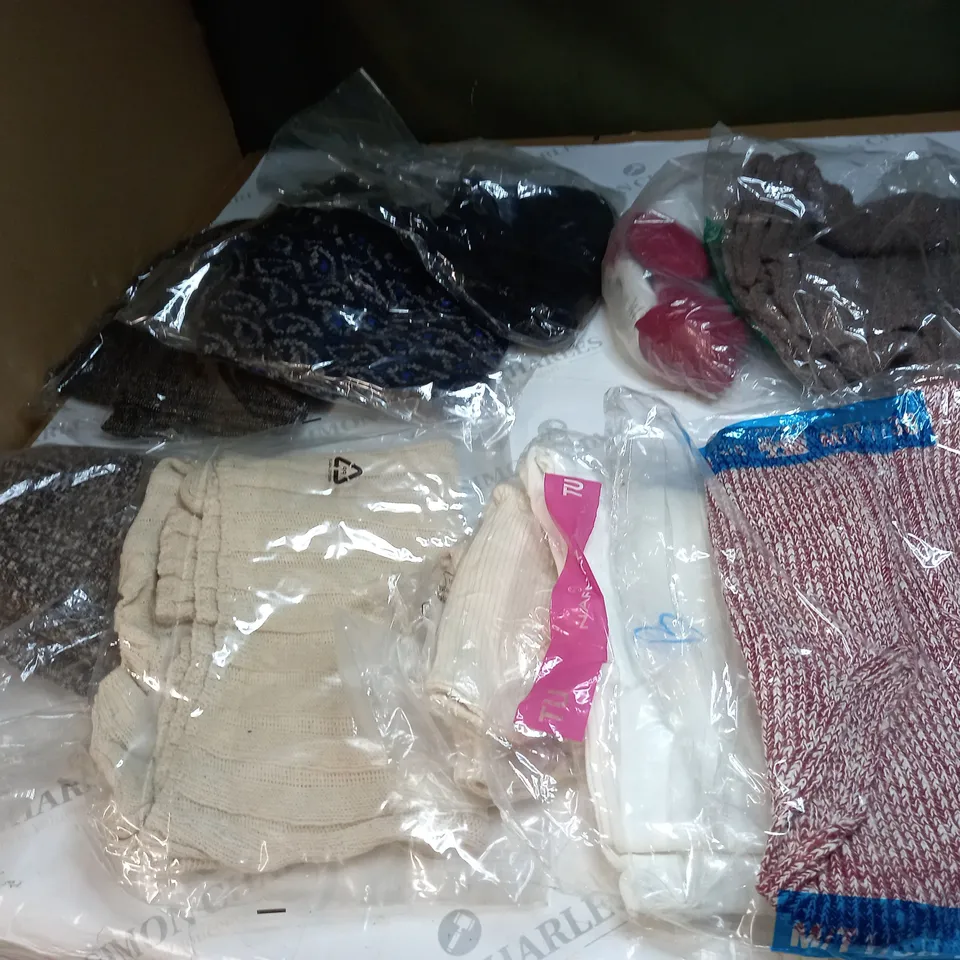 APPROXIMATELY 10 CLOTHING ITEMS IN VARIOUS SIZES AND COLOURS