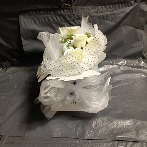 THE PERSONALISING PANDA WHITE ROSE BOUQUET IN GIFT WRAPPING (DECORATIVE HOME DECOR)