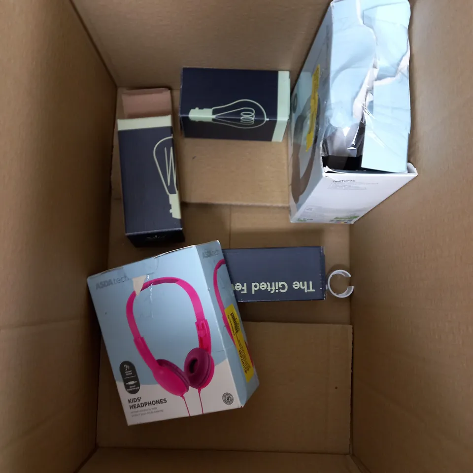 BOX OF APPROXIMATELY 10 ASSORTED HOUSEHOLD PRODUCTS TO INCLUDE LIGHTBULBS, HEADPHONES, CHARGING CABLES ETC 