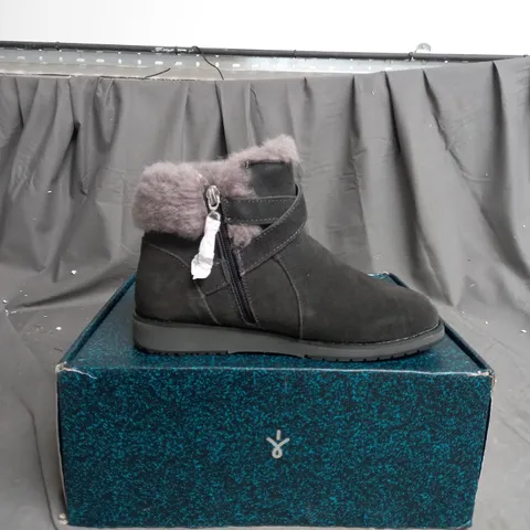 EMU MERAK SUEDE BOOTS SIZE 4