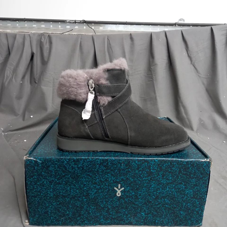 EMU MERAK SUEDE BOOTS SIZE 4