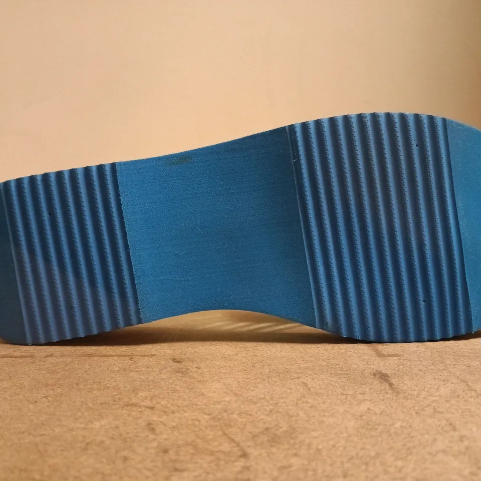 BOXED PAIR OF SUNA BOSLEY TOE-POST WEDGE SANDALS IN BLUE SIZE 8