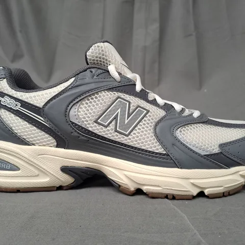 BOXED PAIR OF NEW BALANCE 530 TRAINERS IN GREY/OFF WHITE UK SIZE 8.5