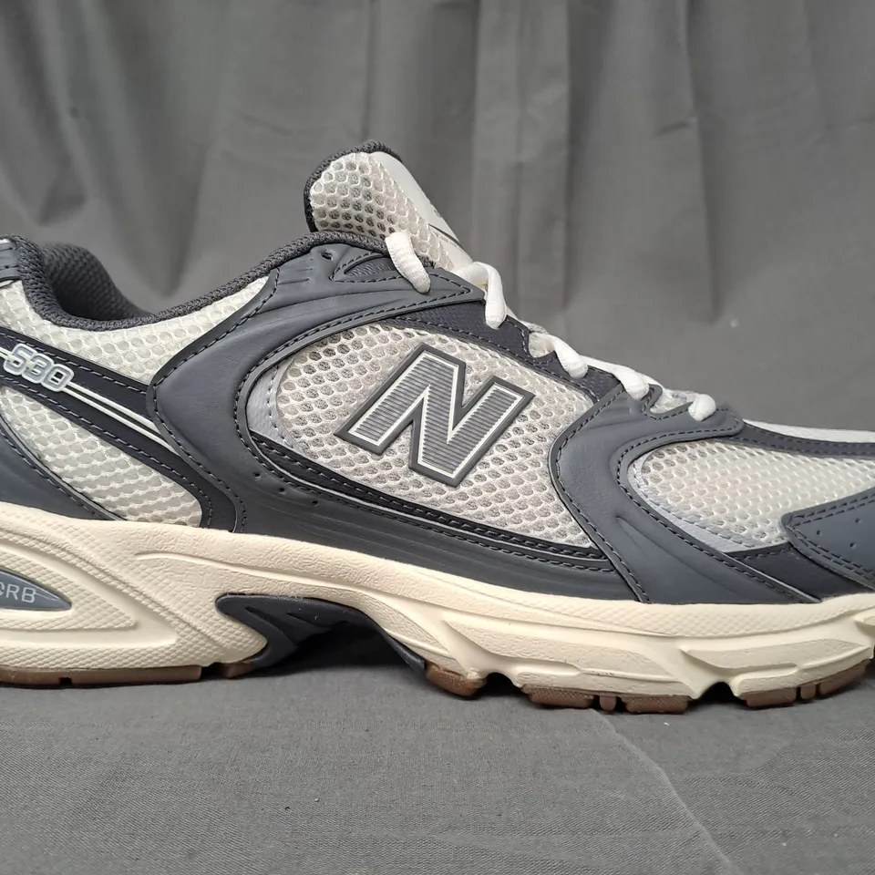 BOXED PAIR OF NEW BALANCE 530 TRAINERS IN GREY/OFF WHITE UK SIZE 8.5