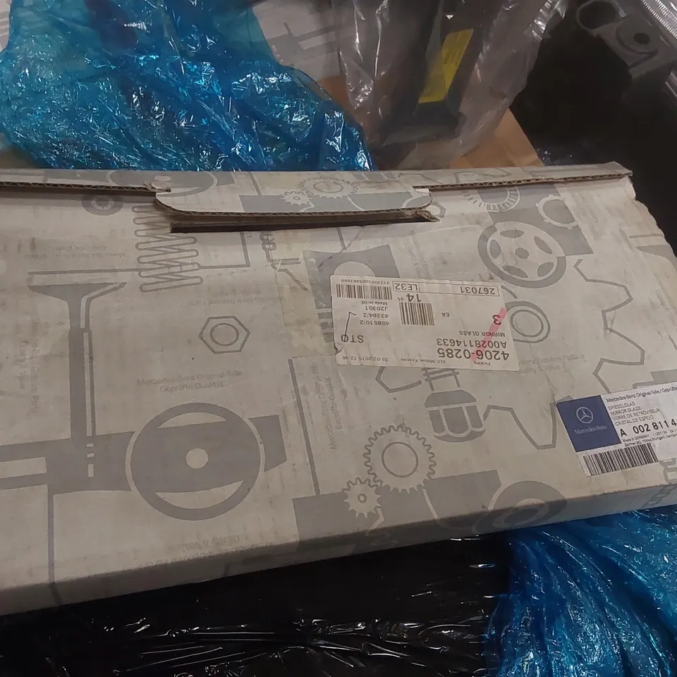 PALLET CONTAINING A LARGE QUANTITY OF ASSORTED CAR PARTS INCLUDING: HEADLIGHTS, MERCEDES-BENZ MIRROR GLASS ECT