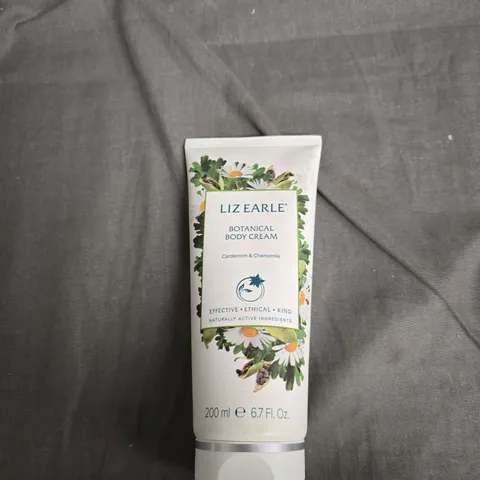 TOTE OF APPROXIMATELY 22 ASSORTED HEALTH/BEAUTY ITEMS TO INCLUDE: LIZ EARLE BODY CREAM AND FACIAL HAIR TRIMMER