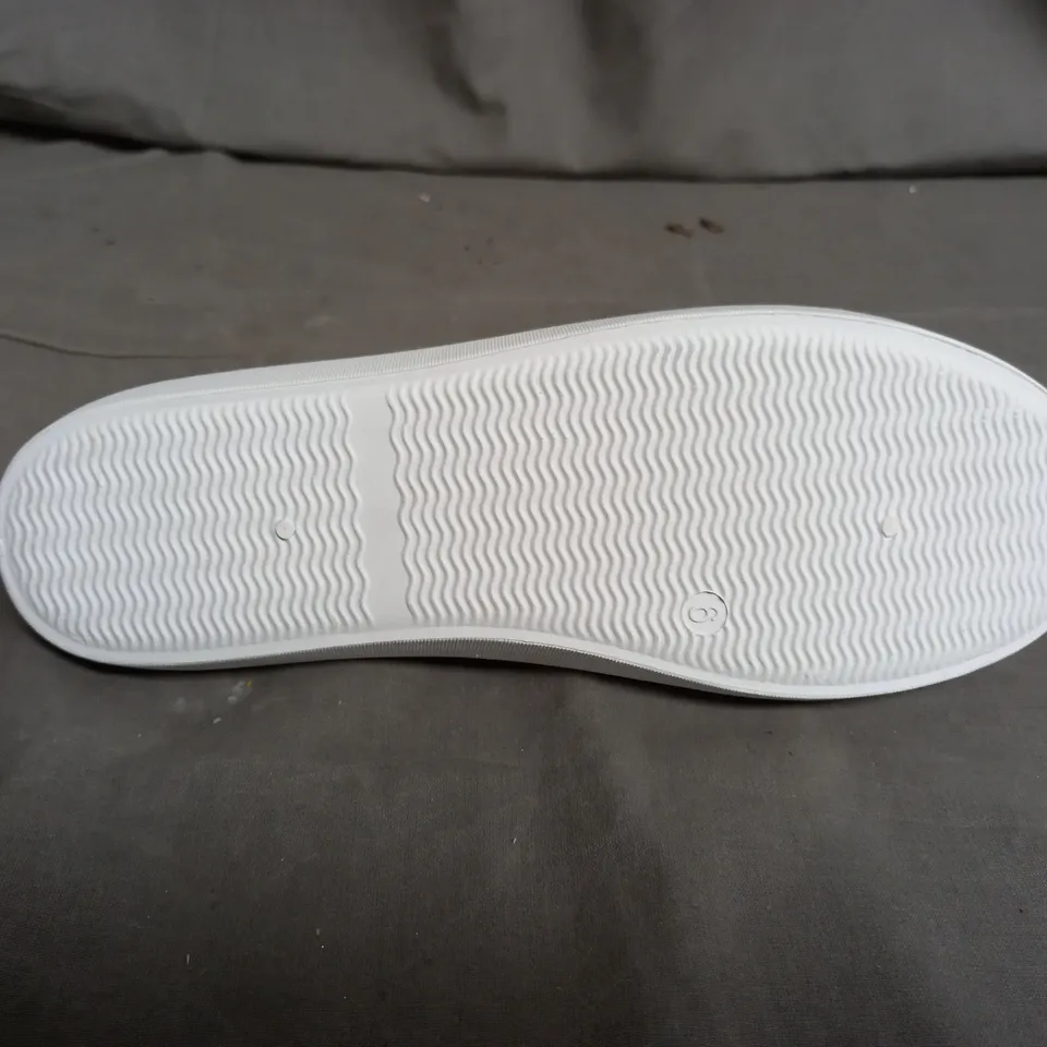 APPROXIMATELY 20 PAIRS OF WOMENS WHITE CANVAS SHOES IN VARIOUS SIZES