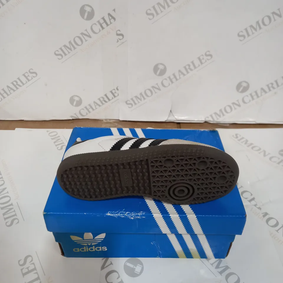 BOXED PAIR OF ADIDA SAMBA OG EL TRAINERS - WIHTE/GREY, SIZE 9.5 KIDS 