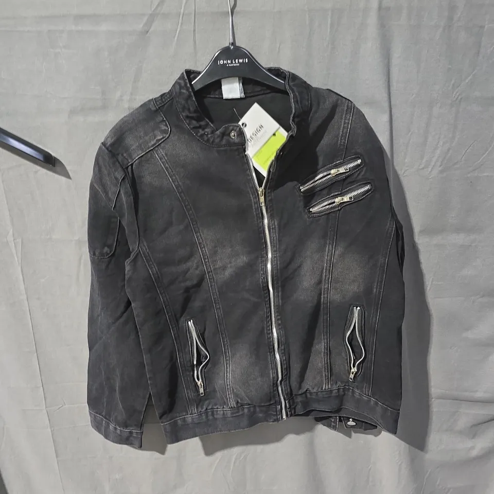 BOX OF APPROXIMATELY 25 CLOTHING ITEMS INCLUDING: GREEN BOMBER STYLE JACKET, GREY JEAN JACKET AND BLACK LEATHER JACKET