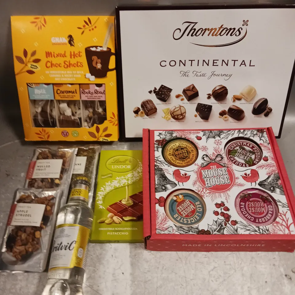 APPROXIMATELY 10 ASSORTED FOOD/DRINK PRODUCTS TO INCLUDE THORNTONS CHOCOLATES, MOUSE HOUSE CHEESE, LINDOR CHOCOLATE ETC 