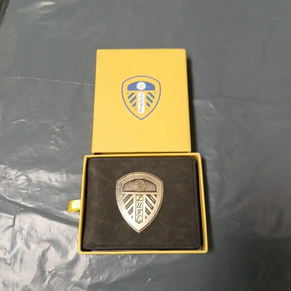 LEEDS UNITED FC LEATHER WALLET – BI-FOLD WITH CREST BADGE (BOXED)