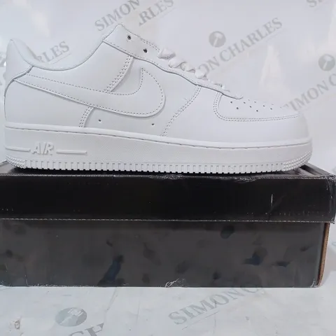 BOXED PAIR OF NIKE AIR FORCE 1 SHOES IN WHITE UK SIZE 10