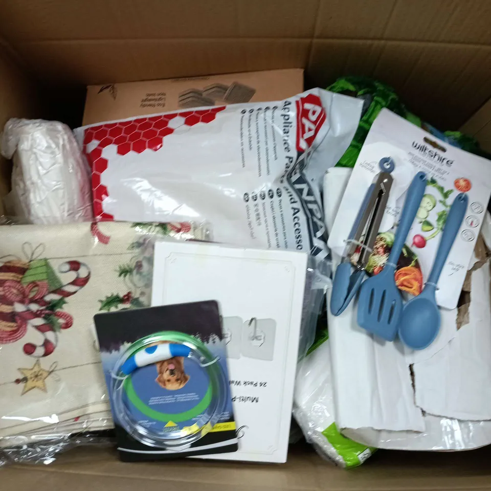 APPROXIMATELY 15 ASSORTED HOUSEHOLD PRODUCTS TO INCLUDE MULTI PURPOSE HOOKS, PLENTY KITCHEN ROLL, MINI SILICONE TOOLS, ETC