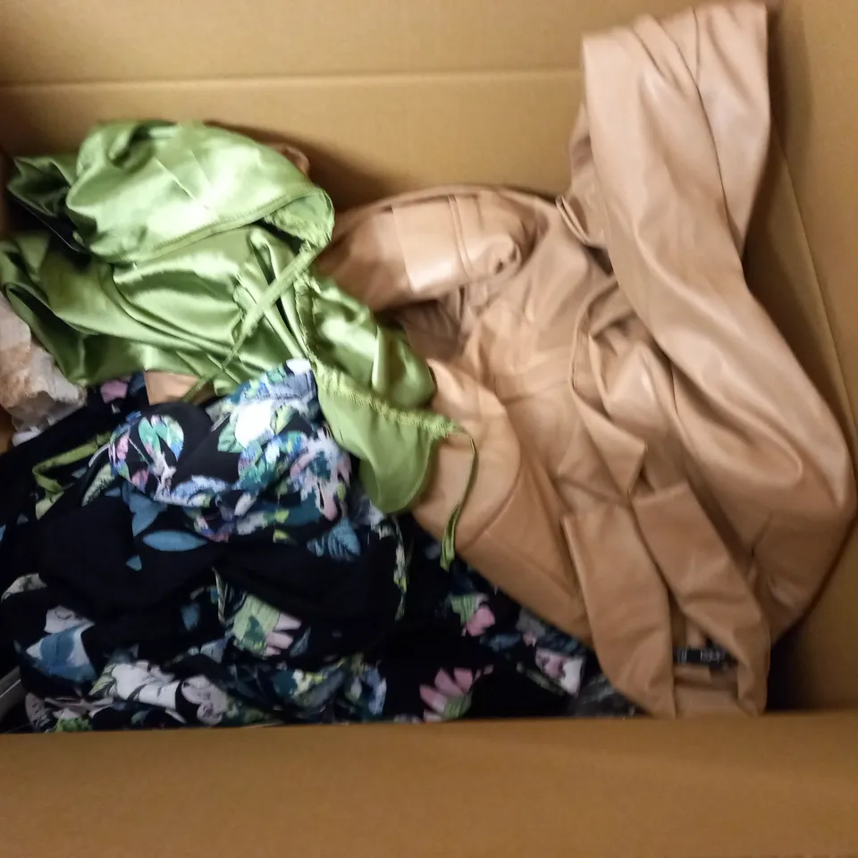 LARGE QUANTITY OF ASSORTED CLOTHING ITEMS TO INCLUDE BOOHOO, PRETTYLITTLETHING AND M&S