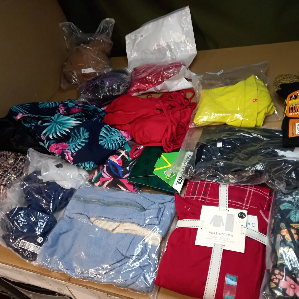 LOT OF APPROX 20 ASSORTED CLOTHING ITEMS TO INCLUDE JUMPERS, JEANS AND T-SHIRTS