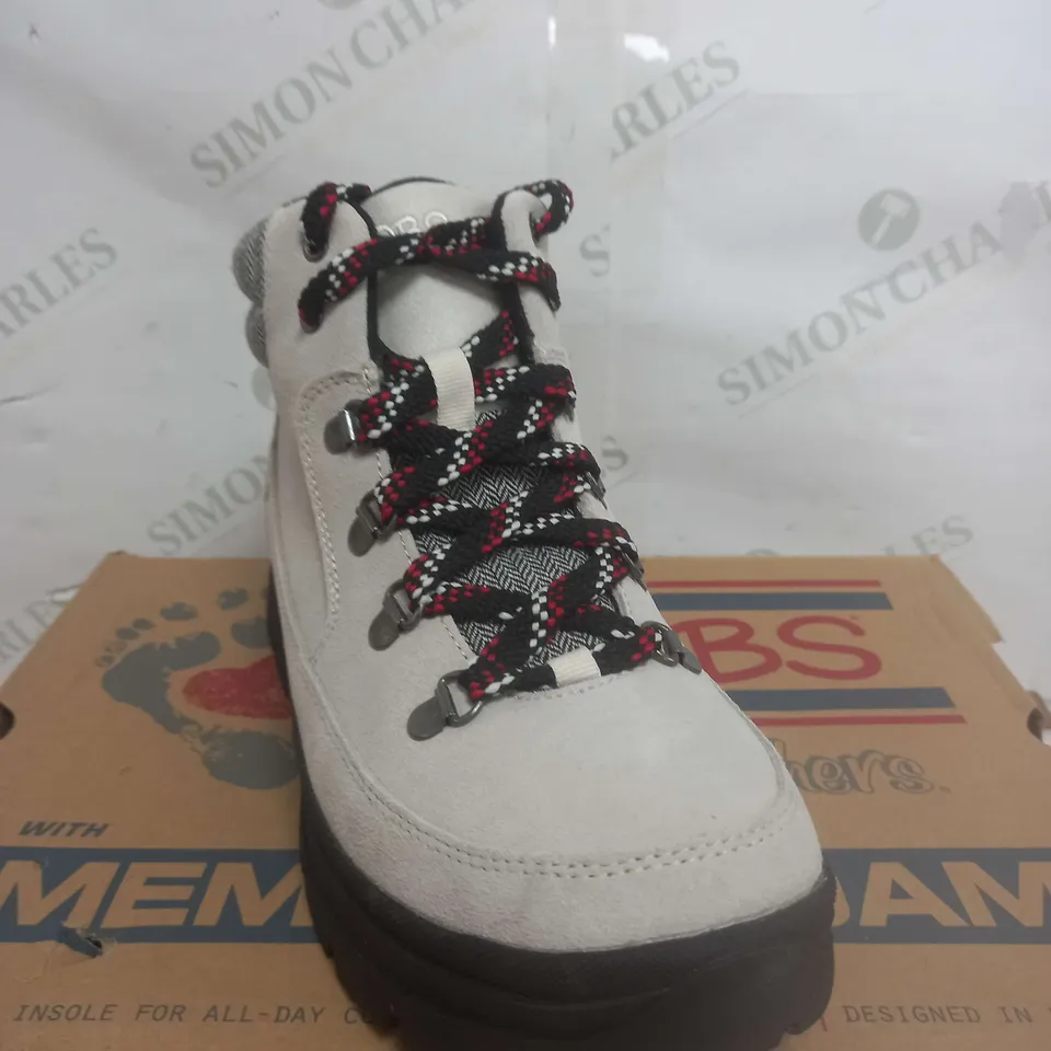 BOXED SKETCHERS BOBS HIKER BOOTS IN OFF WHITE - SIZE 6 