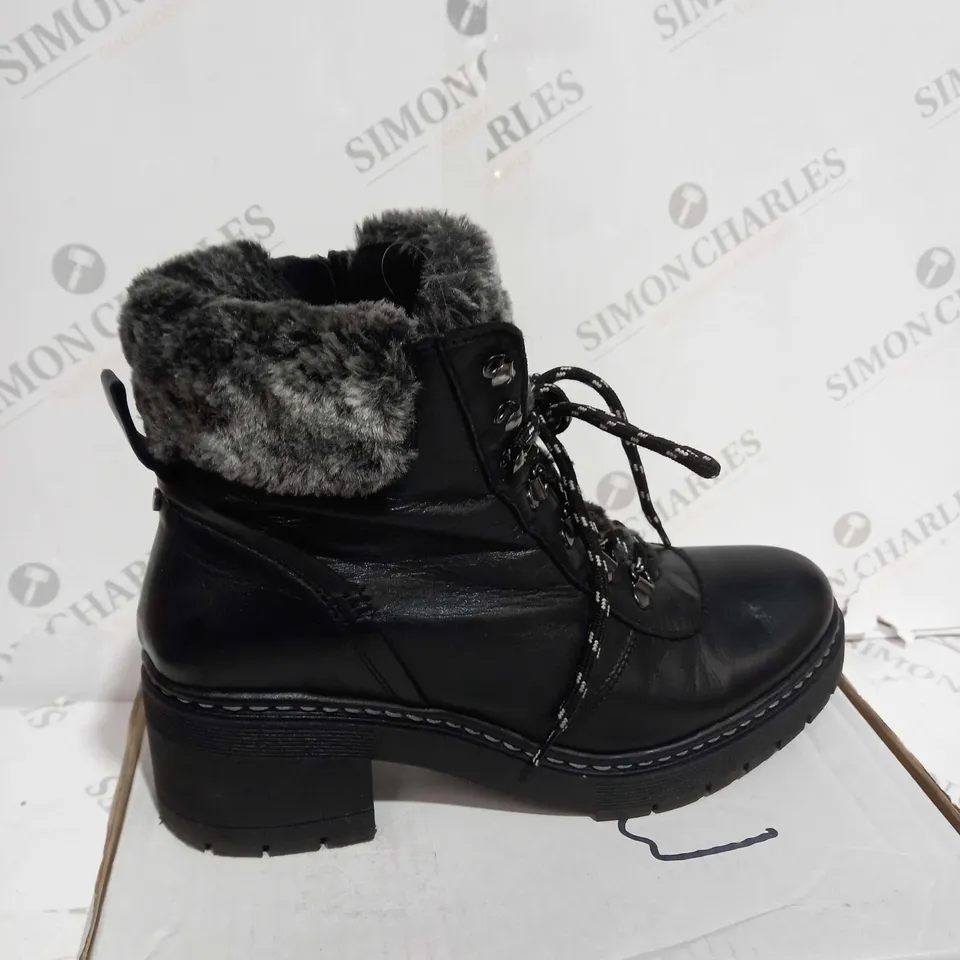 MODA CHARCOAL FAUX FUR METAL LACED HIKER SIZE 8