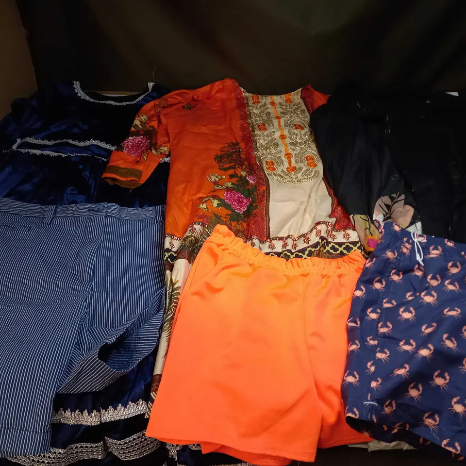 LARGE QUANTITY OF CLOTHING ITEMS TO INCLUDE DRESSES, SWEATERS, JEANS, T-SHIRTS, ETC