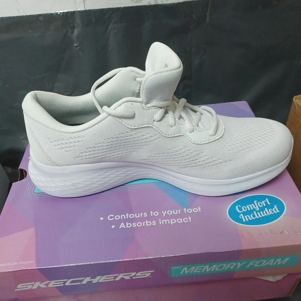 BOXED SKECHERS SKECH-LITE PRO - PERFECT TIME WITH MEMORY FOAM - WHITE - SIZE 7 UK