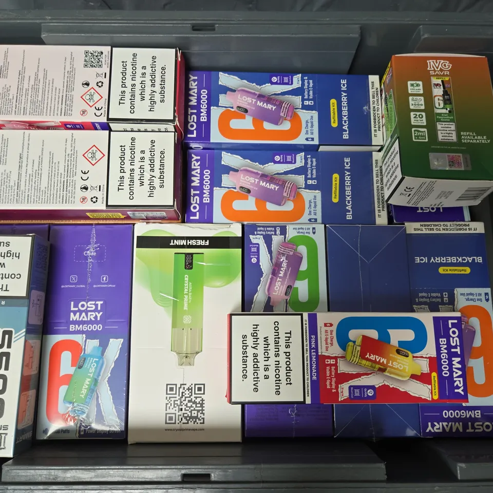 APPROXIMATELY 18 ASSORTED E-CIGARETTE & VAPING ITEMS IN VARIOUS BRANDS TO INCLUDE LOST MARY BM6000, AURA BAR BY CRYSTAL PRIME, ELFBAR AF5000, ETC - COLLECTION ONLY