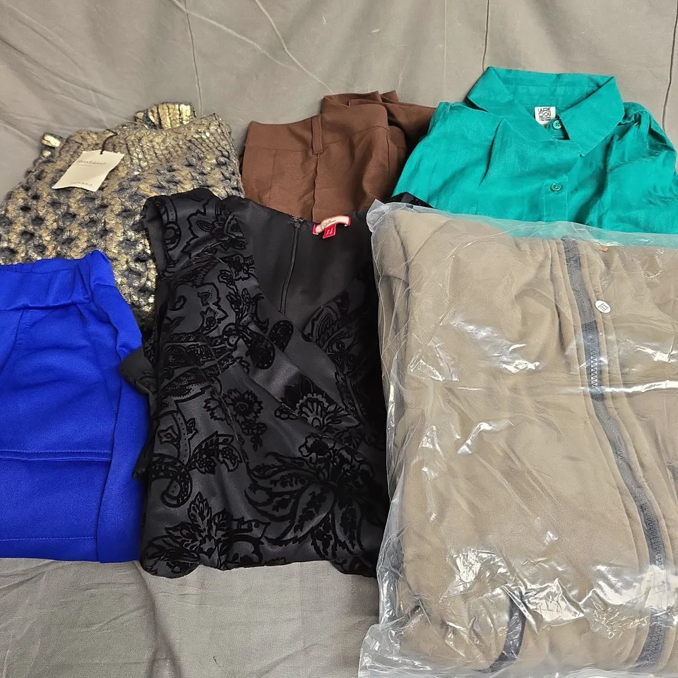 APPROXIMATELY 20 ASSORTED CLOTHING ITEMS IN VARIOUS SIZES AND STYLES TO INCLUDE - DRESS, TROUSERS, JACKET, ETC 