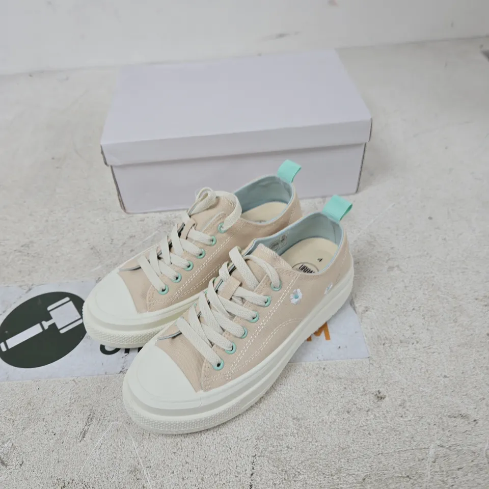 URBAN JACKS SNEAKERS – BEIGE CANVAS WITH MINT ACCENTS, UK SIZE 4 