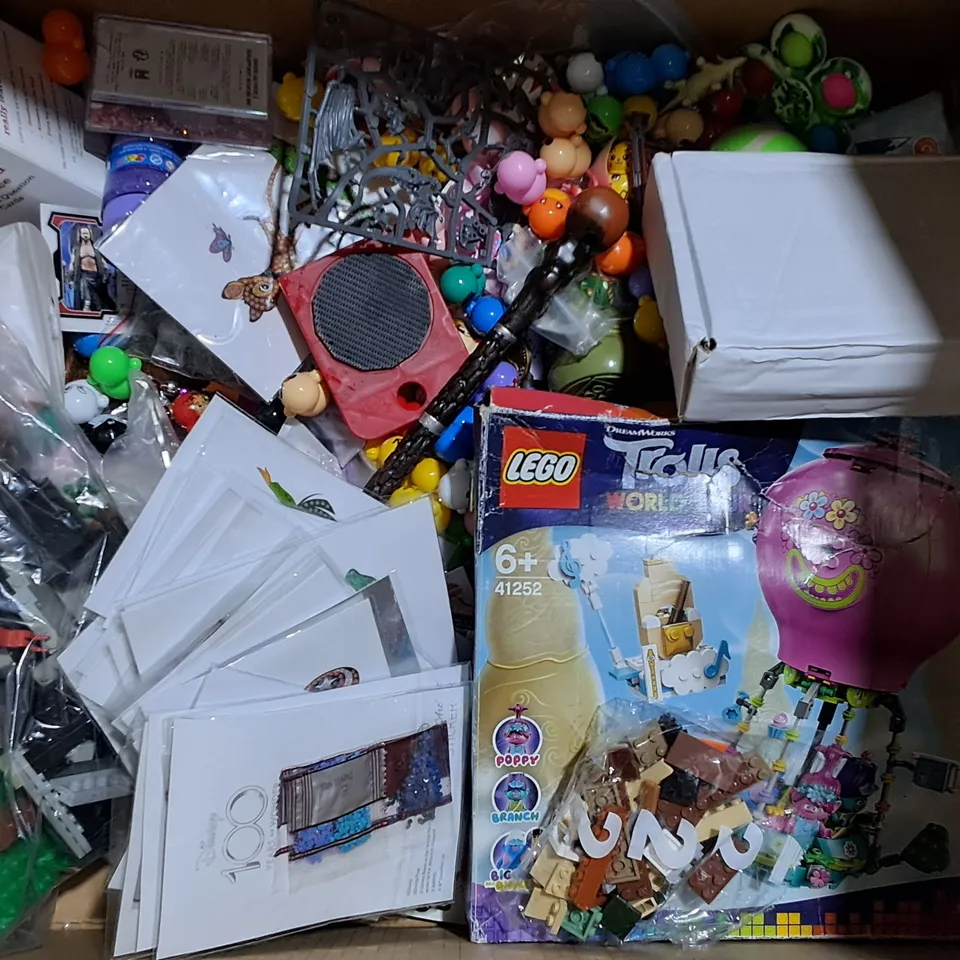 LARGE QUANTITY OF ASSORTED TOYS AND KIDS ACTIVITIES TO INCLUDE JIGSAWS,BALLOONS, CARD GAMES AND PARTY FAVOURS