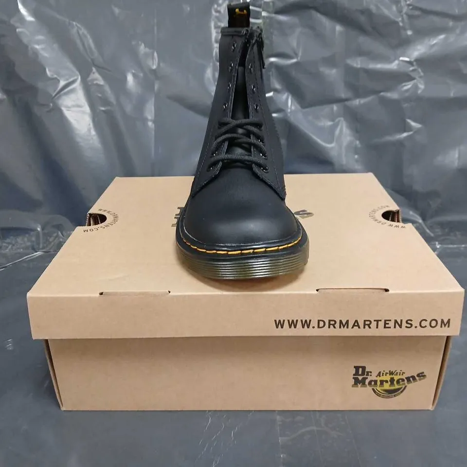 BOXED PAIR OF DR MARTENS 1460 KIDS BOOTS IN BLACK SIZE UK 13