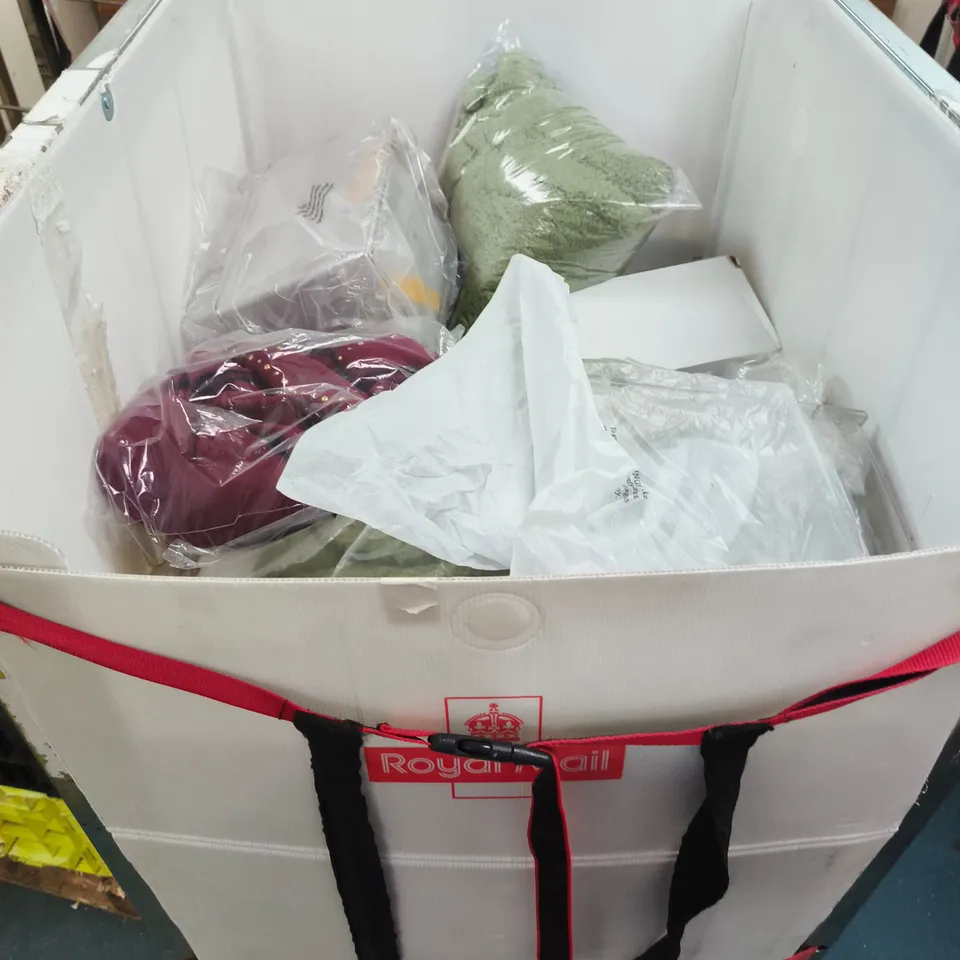CAGE OF APPROXIMATELY 15 ASSORTED ITEMS TO INCLUDE: HEAVENLY SOLES SLIP ONS
