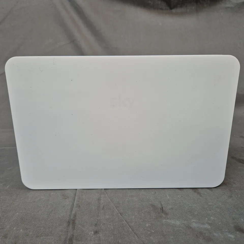 APPROXIMATELY 10 ASSORTED HOUSEHOLD ITEMS TO INCLUDE SKY WI-FI ROUTER, VARIOUS CABLES AND POWER ADAPTERS, ETC