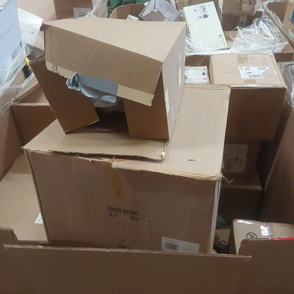 PALLET TO CONTAIN A VERY LARGE QUANTITY OF DESIGNER INDOOR LIGHTING PRODUCTS TO INCLUDE: CEILING LIGHTS, DESK LAMP, WALL LIGHT ECT