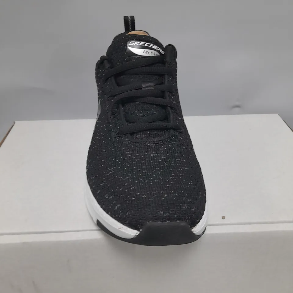 BOXED SKECHERS TRAINERS IN BLACK/WHITE SIZE 4.5