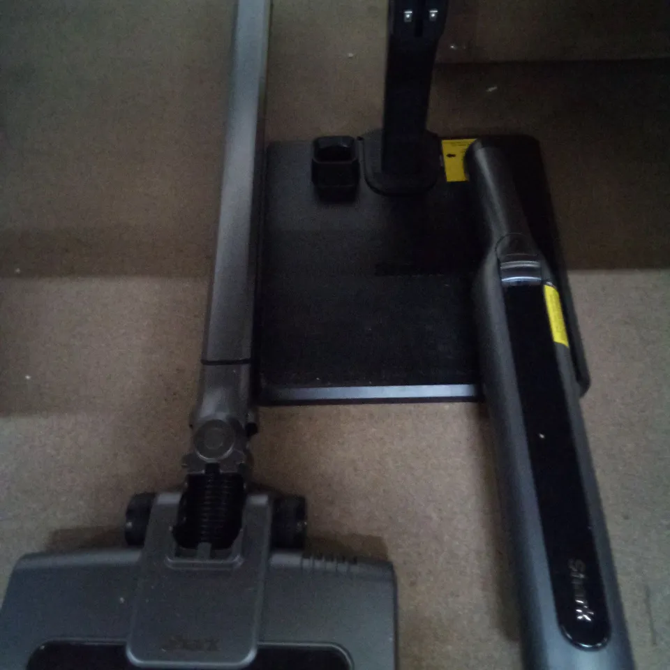 SHARK LW 2IN1 VACUUM IN BLACK 