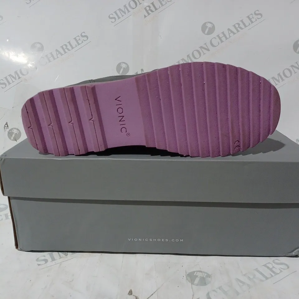 BOXED VIONIC NOLAN BOOTS IN CHARCOAL SIZE 5