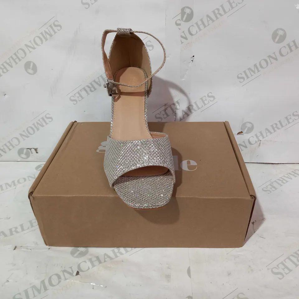 BOXED PAIR OF GOOD FOR THE SOLE WEDGE SANDALS IN SILVER W. GLITTER EFFECT UK SIZE 8