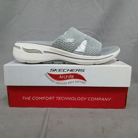 BOXED PAIR OF SKECHERS GO WALK ARCH FIT SANDALS IN GREY SIZE 7
