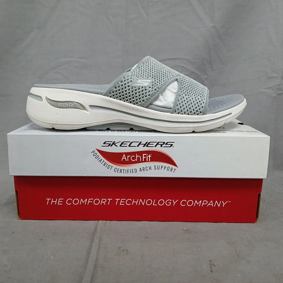 BOXED PAIR OF SKECHERS GO WALK ARCH FIT SANDALS IN GREY SIZE 7