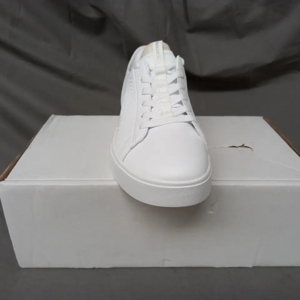 BOXED PAIR OF SKECHERS EDEN FAUX LEATHER TRAINERS IN WHITE SIZE 6.5