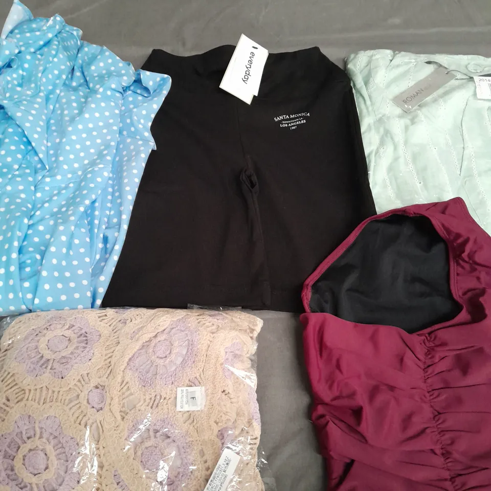 BOX OF APPROXIMATELY 25 ASSORTED CLOTHING ITEMS TO INCLUDE - SHORTS , DRESS , V NECK TOP ETC