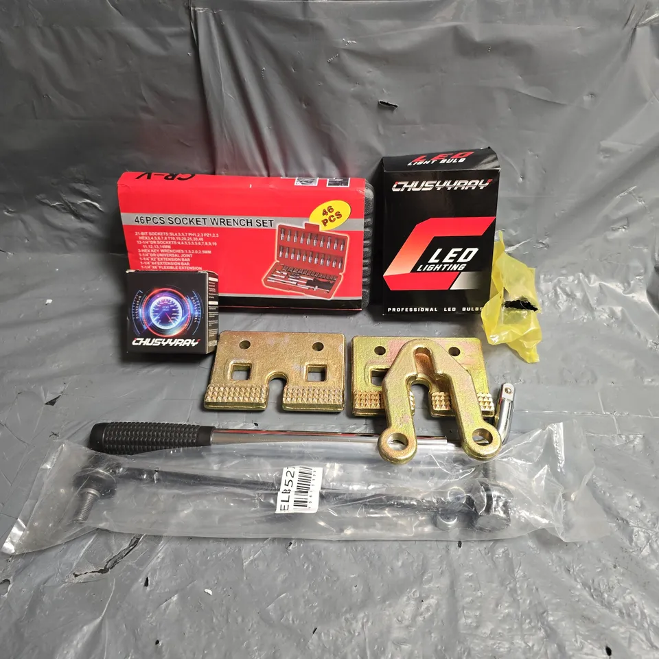 APPROXIMATELY 10 ASSORTED CAR ACCESSORIES TO INCLUDE - SOCKET WRENCH SET - LED - ETC