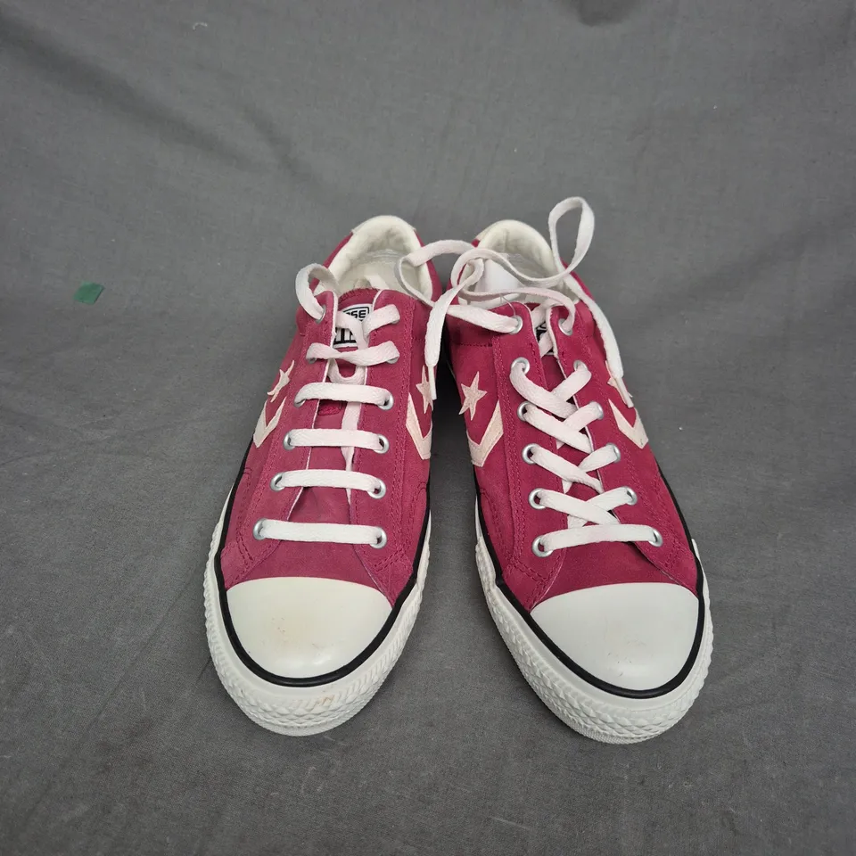 PAIR OF CONVERSE RED STAR PLAYER OX TRAINERS - UK SIZE 7