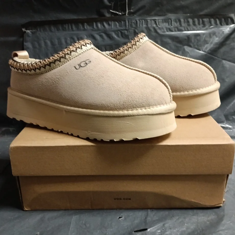 BOXED PAIR OF UGG WTAZZ SHOES IN SAND SIZE UK 6