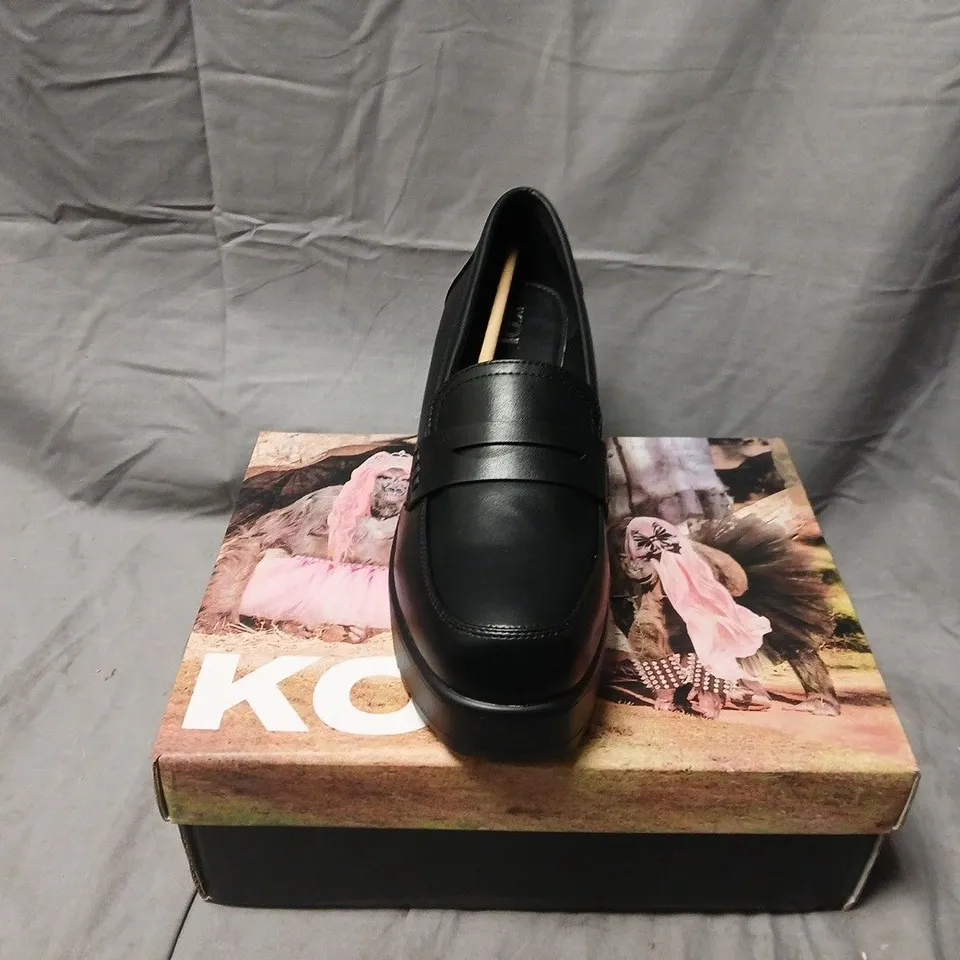 BOXED PAIR OF KOI VIGO CLASSIC CHUNKY SHOES - UK 10