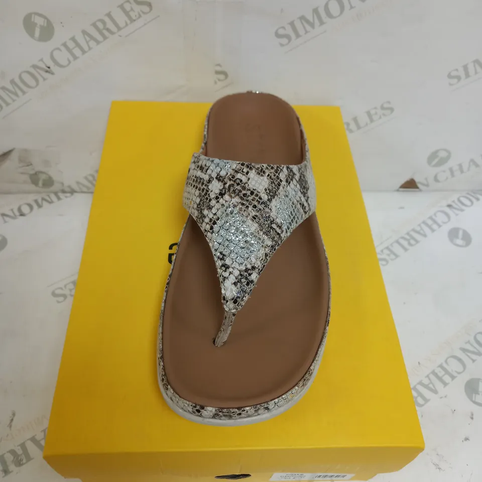 BOXED STRIVE MAUI IN SNAKE GLAMOUR SIZE 7 